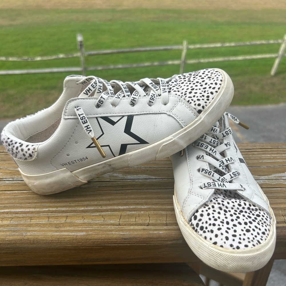 Vintage Havana White Sneakers with Black Star and Dotted Design